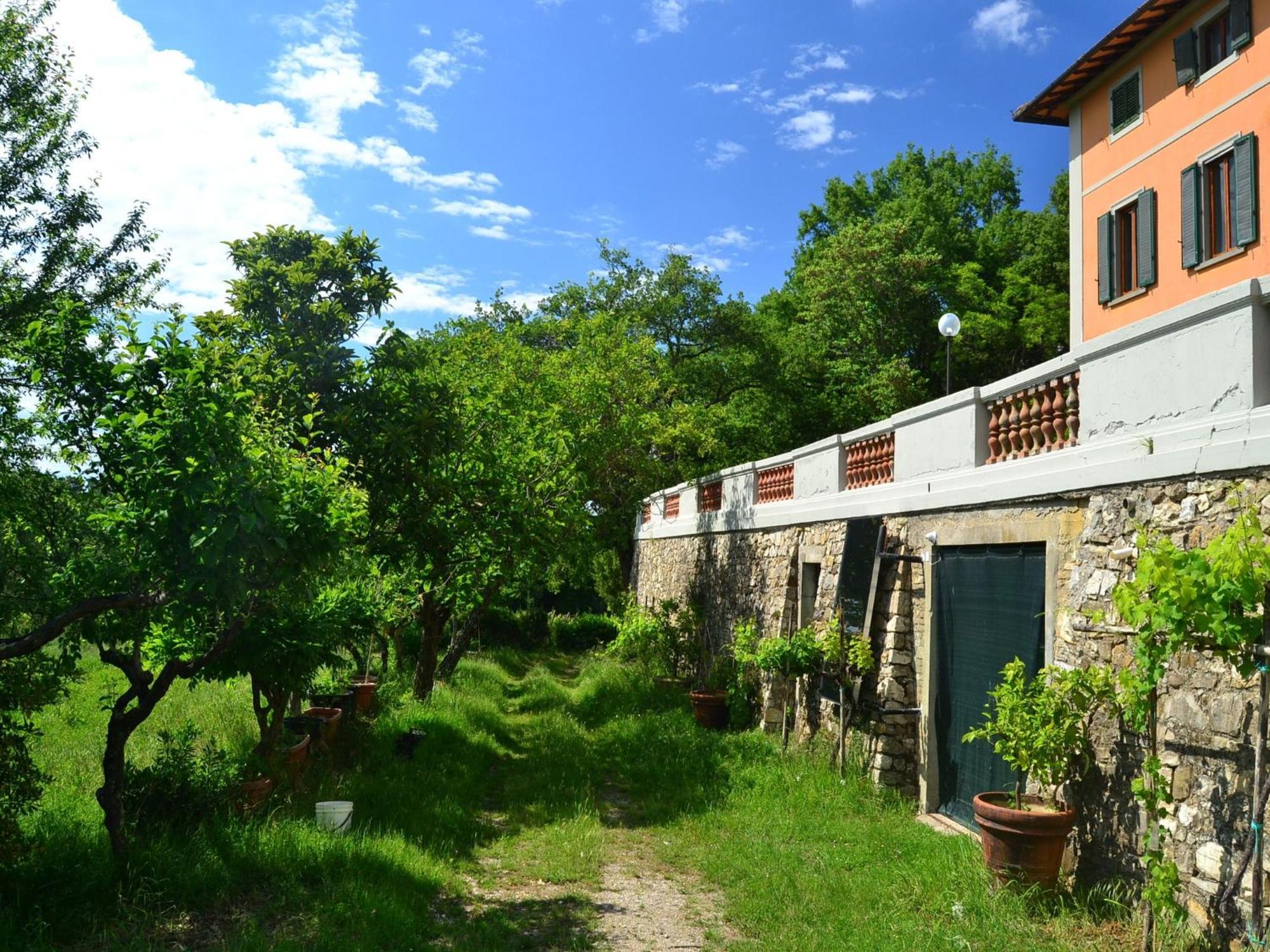 Lovely Holiday Home In Montefiridolfi With Hill View Exteriör bild
